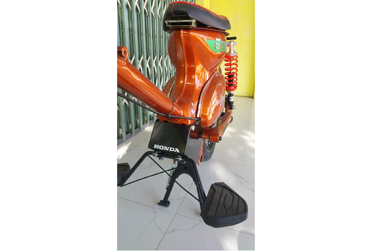 Thậm chí một số công ty như Shanghai Customs còn sản xuất sẵn những bộ kit độ động cơ điện cho Super Cub và đã gây nhiều tiếng vang. Tuy nhiên với mức giá lên tới 2.800 USD cho một bộ kit đầy đủ, đây vẫn là một giải pháp nằm ngoài tầm với của nhiều người yêu xe ở các nước đang phát triển.