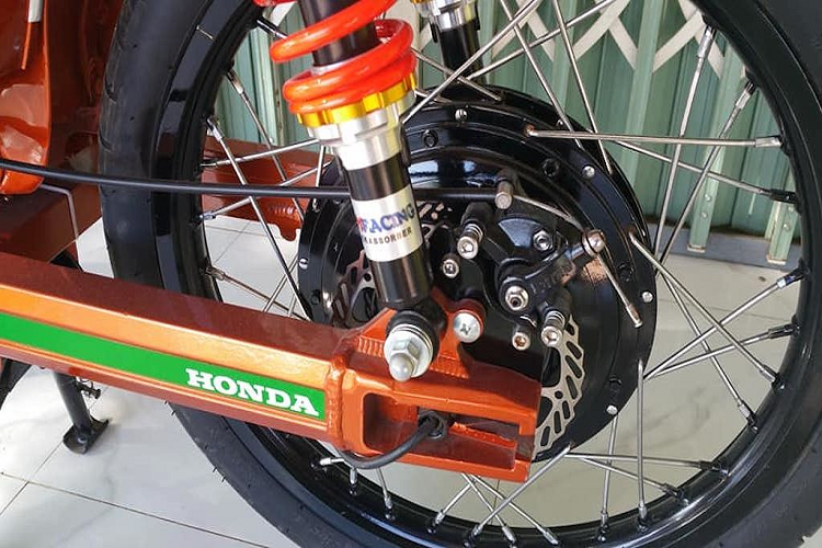 Trong khi bản thân Honda vẫn còn do dự với kế hoạch EV Cub thì trên Thế giới, những người yêu xe đã tìm cách biến những chiếc Cub cổ điển trở nên thân thiện với môi trường hơn bằng cách chuyển đổi chúng sang sử dụng động cơ điện.