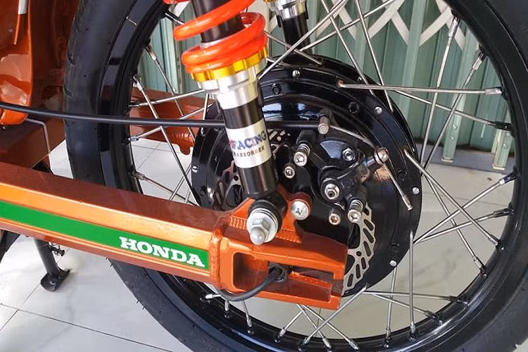 Trong khi bản thân Honda vẫn còn do dự với kế hoạch EV Cub thì trên Thế giới, những người yêu xe đã tìm cách biến những chiếc Cub cổ điển trở nên thân thiện với môi trường hơn bằng cách chuyển đổi chúng sang sử dụng động cơ điện.