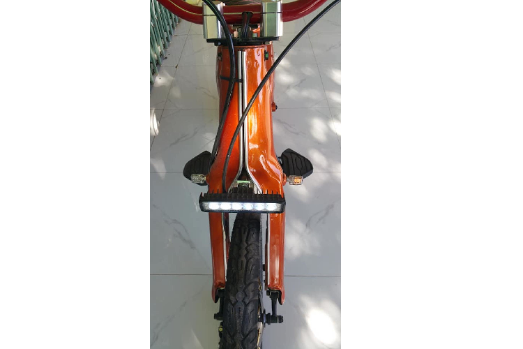 Mong muốn sở hữu một chiếc Super Cub chạy điện, một người yêu xe tại Tây Ninh - anh Nguyễn Hiển đã tìm cách tự tạo ra bản độ tương tự như eCub2 tới từ Shanghai Customs. Để làm được điều này, anh đã sử dụng xác của một chiếc Super Cub đời cũ, sau đó lột bỏ hoàn toàn mọi chi tiết nguyên bản để chỉ còn khung chính.