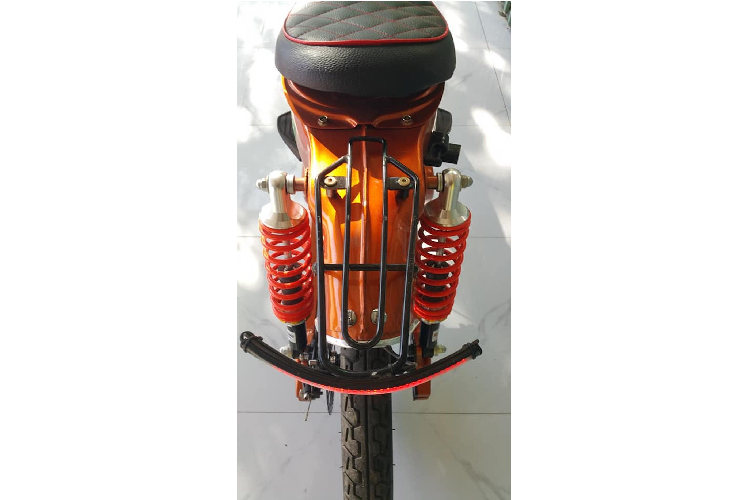 Sau đó bộ khung này đã được phối ghép với hệ động lực từ một chiếc xe máy điện để tạo ra chiếc Cub chạy điện "có một không hai" tại Việt Nam.Động cơ điện 48V/12Ah được tích hợp trong moay-ơ bánh sau có đủ sức mạnh để đưa chiếc xe tới tốc độ tối đa gần 50km/h.