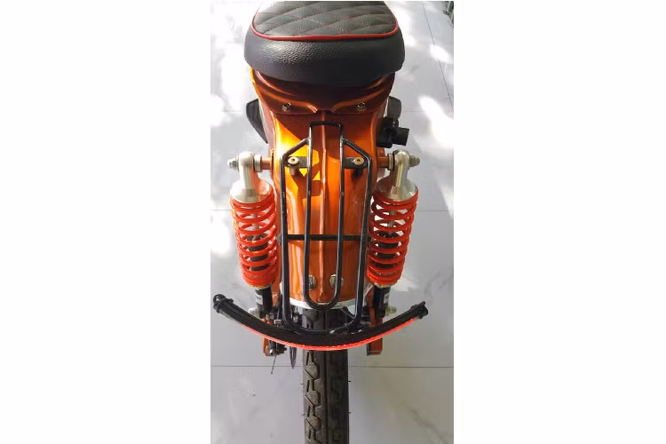 Sau đó bộ khung này đã được phối ghép với hệ động lực từ một chiếc xe máy điện để tạo ra chiếc Cub chạy điện "có một không hai" tại Việt Nam.Động cơ điện 48V/12Ah được tích hợp trong moay-ơ bánh sau có đủ sức mạnh để đưa chiếc xe tới tốc độ tối đa gần 50km/h.