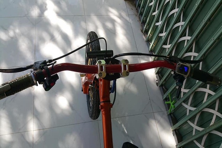 Giống như chiếc eCub2 của Shanghai Customs, bản độ Super Cub chạy điện của biker Tây Ninh cũng có thiết kế tối giản với ghi-đông trần và yên solo chần chỉ vân con thoi cổ điển. Tuy nhiên so với bộ kit kia, chiếc xe ở Việt Nam tuân thủ luật pháp hơn khi được trang bị đầy đủ các đèn chiếu sáng và tín hiệu.