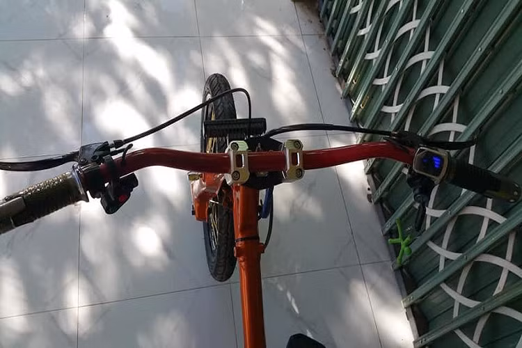 Giống như chiếc eCub2 của Shanghai Customs, bản độ Super Cub chạy điện của biker Tây Ninh cũng có thiết kế tối giản với ghi-đông trần và yên solo chần chỉ vân con thoi cổ điển. Tuy nhiên so với bộ kit kia, chiếc xe ở Việt Nam tuân thủ luật pháp hơn khi được trang bị đầy đủ các đèn chiếu sáng và tín hiệu.