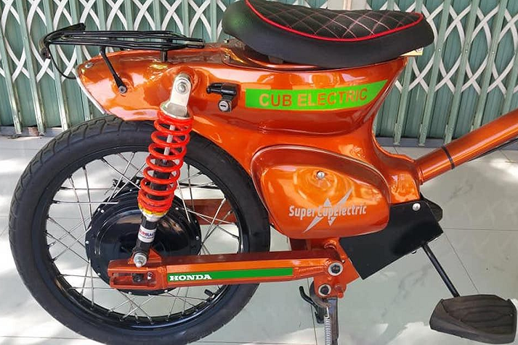 Sức mạnh được cung cấp cho động cơ bởi hệ thống ắc quy được giấu gọn trong bộ khung thép dập 2 mảnh hàn sống giữa của chiếc Super Cub, đem tới tầm hoạt động gần 40km cho mỗi lần sạc đầy. Đây là con số chấp nhận được đối với một chiếc xe di chuyển trong thành phố.