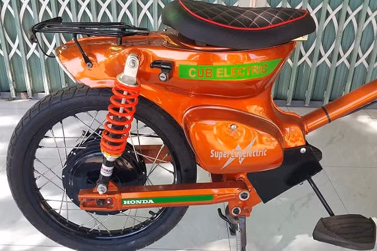 Sức mạnh được cung cấp cho động cơ bởi hệ thống ắc quy được giấu gọn trong bộ khung thép dập 2 mảnh hàn sống giữa của chiếc Super Cub, đem tới tầm hoạt động gần 40km cho mỗi lần sạc đầy. Đây là con số chấp nhận được đối với một chiếc xe di chuyển trong thành phố.