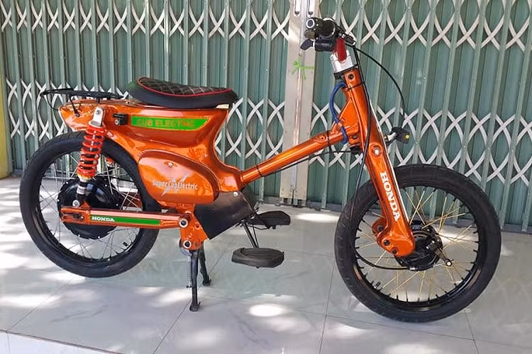Hiện tại không chỉ có xe hơi, cả Thế giới xe 2 bánh cũng đang dần chuyển từ động cơ đốt trong sang mô-tơ điện. Là hãng xe máy lớn nhất Thế giới, Honda đã dự đoán được tương lai này và từng tung ra chiếc EV Cub - phiên bản chạy điện của dòng Honda Super Cub huyền thoại dưới dạng ý tưởng từ năm 2015.
