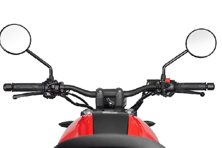 Dù có giá rẻ nhưng CBF190TR vẫn sở hữu khá nhiều trang bị tiện nghi. Chiếc xe có bảng đồng hồ với màn hình LCD tròn đơn sắc lớn hiển thị đầy đủ các thông tin quan trọng, đèn pha với bóng bi cầu kết hợp với dải LED định vị bao quanh vành khá giống chiếc CB1000R cao cấp, xi-nhan cùng đèn hậu LED và bộ yên giả da dập vân ngang đẹp mắt. Đặc biệt, CBF190R còn được tích hợp một cổng sạc USB 5V/2A được giấu ở vị trí rất gọn là bên cạnh cụm đồng hồ.