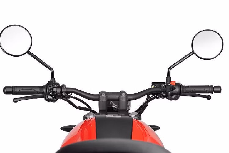 Dù có giá rẻ nhưng CBF190TR vẫn sở hữu khá nhiều trang bị tiện nghi. Chiếc xe có bảng đồng hồ với màn hình LCD tròn đơn sắc lớn hiển thị đầy đủ các thông tin quan trọng, đèn pha với bóng bi cầu kết hợp với dải LED định vị bao quanh vành khá giống chiếc CB1000R cao cấp, xi-nhan cùng đèn hậu LED và bộ yên giả da dập vân ngang đẹp mắt. Đặc biệt, CBF190R còn được tích hợp một cổng sạc USB 5V/2A được giấu ở vị trí rất gọn là bên cạnh cụm đồng hồ.