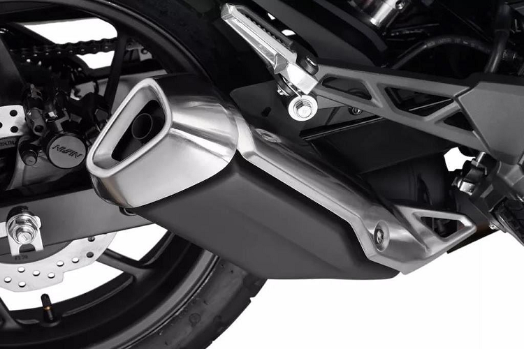 Dù có dung tích lớn, nhưng cỗ máy này có công suất khiêm tốn khi chỉ đạt tối đa 16,86PS và mô-men xoắn cực đại 15 Nm. Sức mạnh được truyền tới bánh thông qua hộp số 5 cấp. Với công suất khiêm tốn, Honda công bố vận tốc của chiếc xe chỉ đạt 104km/h.