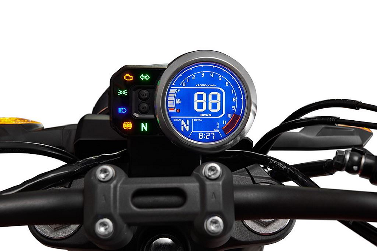 Dù đều có thiết kế Neo Sports Cafe nhưng so với chiếc CB190SS kiểu dáng roadster hoài cổ, CBF190TR đã chuyển từ bánh căm sang vành đúc 5 cánh kép xoắn như CB190R trước đây. Hệ thống phuộc của xe cũng chia sẻ chung với CB190R, có dạng USD hành trình ngược ở phía trước và monoshock ở phía sau.