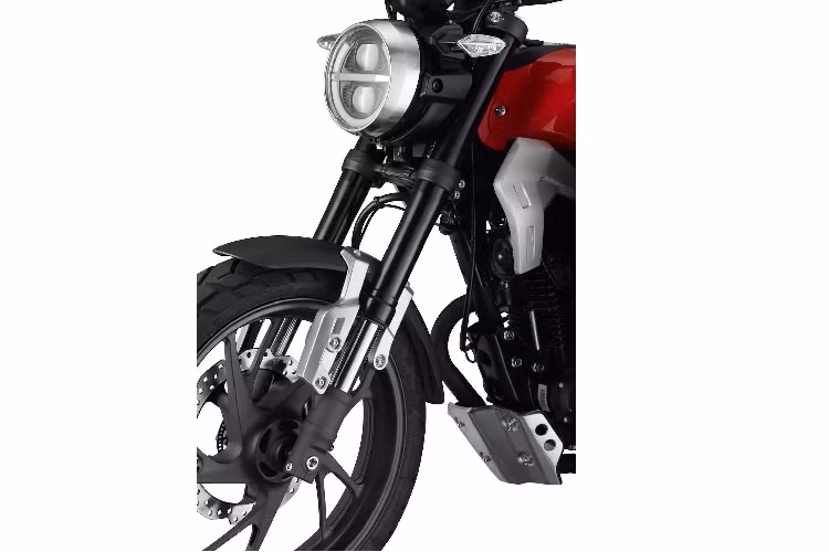Nhưng trên Honda CBF190TR hoàn toàn mới, sự trẻ trung, năng động được nhấn mạnh nhiều hơn bởi phần thân xe nhỏ gọn, bình xăng nhiều đường nét sắc sảo và đuôi với dè tách rời đặt dưới bánh. Điều này khiến chiếc xe trông khá giống dáng tracker, và có lẽ chữ "TR" trong tên gọi đã phản ánh điều này.