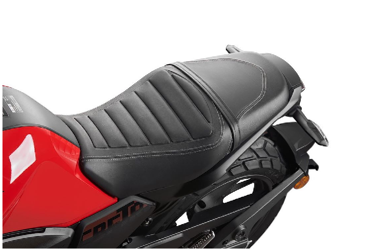 Phuộc trước không có khả năng điều chỉnh, nhưng phuộc sau chỉnh được tải trọng theo 5 cấp độ. Chiếc xe cũng có phanh ABS cho heo Nissin 2 piston phía trước, trong khi phanh đĩa sau không ABS và dùng heo 1 piston.