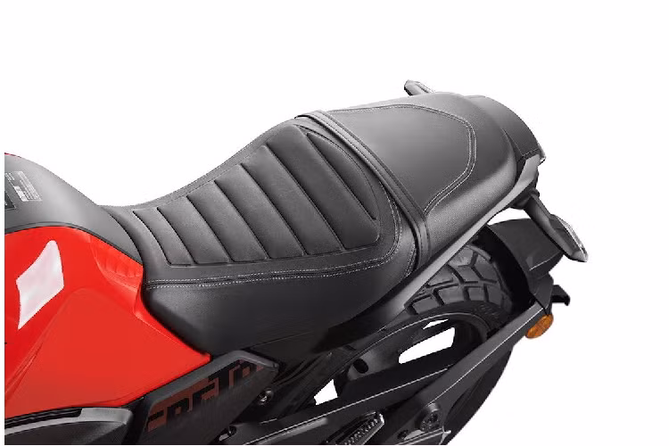 Phuộc trước không có khả năng điều chỉnh, nhưng phuộc sau chỉnh được tải trọng theo 5 cấp độ. Chiếc xe cũng có phanh ABS cho heo Nissin 2 piston phía trước, trong khi phanh đĩa sau không ABS và dùng heo 1 piston.