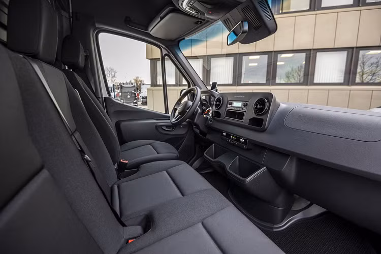 eSprinter sở hữu hệ thống kết nối Mercedes PRO Connect giúp người dùng quản lý được việc sạc xe, bật trước hệ thống điều hòa... Ngoài ra hệ thống kết nối này còn cho phép người dùng ngắt sạc pin từ xa giúp tiết kiệm sản lượng điện tại các trạm sạc.