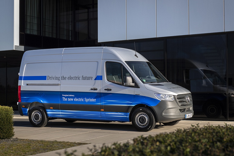 Hãng xe sang Mercedes-Benz chỉ cung cấp ra thị trường eSprinter phiên bản xe van. Khoang chứa đồ phía sau có dung tích 10,5 mét khối tương tự bản tiêu chuẩn sử dụng động cơ đốt trong, khả năng tải đồ của eSprinter là 891 kg. Nếu muốn tăng khả năng tải đồ, người dùng có thể trang bị thêm viên pin công suất 35 kWh. Khi đó, khả năng tải đồ của eSprinter được tăng lên mức 1.045 kg.