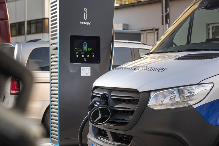 eSprinter có viên pin 47 kWh với phạm vi hoạt động lên đến 168 km. Thời gian sạc đầy viên pin này khoảng 6 giờ nếu sử dụng bộ sạc tiêu chuẩn 7,2 kW. Nếu muốn sạc nhanh, khách hàng có thể mua thêm bộ 80 kW, cho phép sạc từ 10 lên 80% chỉ trong 30 phút.