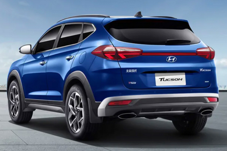 Phía sau xe dường như pha trộn thiết kế của Kia Sportage mới với cụm đèn hậu được nối liền với nhau bằng dải nhựa màu đỏ và ống xả hình bầu dục kép, đi cùng với bộ khuếch tán khí động học. Lấp đầy các vòm là bánh xe là bộ mâm hợp kim 18 inch thiết kế đẹp mắt giúp ‘’dàn chân’’ xe thể thao góp phần giúp tổng thể chiếc crossover thêm năng động hơn.