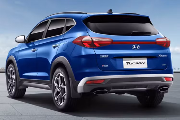 Phía sau xe dường như pha trộn thiết kế của Kia Sportage mới với cụm đèn hậu được nối liền với nhau bằng dải nhựa màu đỏ và ống xả hình bầu dục kép, đi cùng với bộ khuếch tán khí động học. Lấp đầy các vòm là bánh xe là bộ mâm hợp kim 18 inch thiết kế đẹp mắt giúp ‘’dàn chân’’ xe thể thao góp phần giúp tổng thể chiếc crossover thêm năng động hơn.