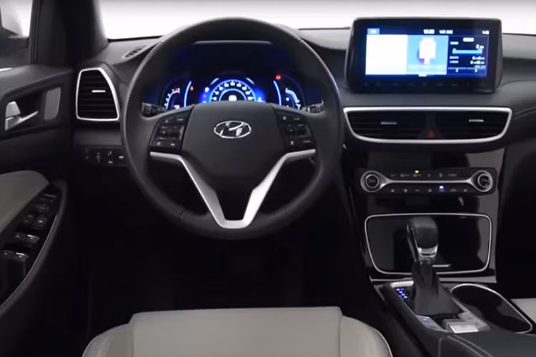 "Trái tim" Hyundai Tucson 2020 tại Trung Quốc sử dụng máy xăng 1.6 lít tăng cho công suất tối đa 175 mã lực tại 5.500 v/p và mô-men xoắn cực đại 265Nm tại 1.500 – 4.500 v/p, kết hợp với hộp số tự động ly hợp kép 7 cấp (7 DCT) và hệ dẫn động cầu trước (FWD) hoặc bốn bánh (AWD).