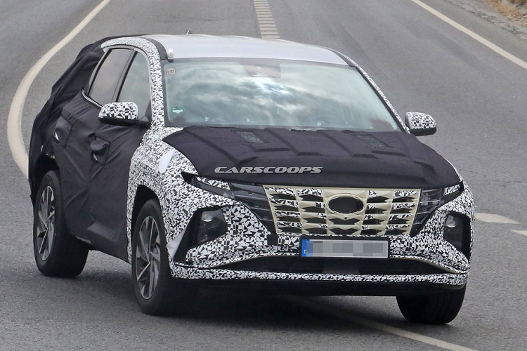 Ngoài ngoại thất độc đáo, Hyundai Tucson còn sở hữu cụm công cụ kỹ thuật số TFT và hệ thống thông tin giải trí màn hình cảm ứng 10,25 inch lớn hơn, trong khi đó thiết kế bảng điều khiển trung tâm được thiết kế lại. Đối với Tucson dành cho thị trường toàn cầu, Tucson thế hệ tiếp theo đang được hãng thử nghiệm khi nó đã bị bắt gặp trong những tháng gần đây. Về thiết kế, Tucson mới được lấy cảm hứng rất nhiều từ chiếc xe chạy bằng pin nhiên liệu Hyundai Nexo.