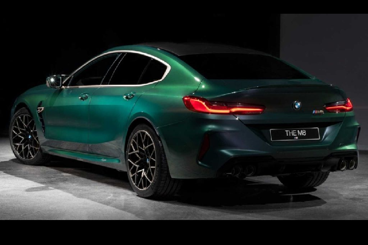 Giá bán BMW M8 2020 khoảng 230.000 USD (5,33 tỷ đồng) – gấp hơn 2 lần mức giá của người anh em M5 Competition (110.000 USD – 2,55 tỷ đồng) và ngay lập tức lọt vào danh sách những chiếc BMW đắt đỏ nhất từ trước tới nay. Đồng thời, BMW M8 Gran Coupe First Edition cũng đắt hơn tương đối so với chiếc M760i xDrive sử dụng động cơ V12 – 157.000 USD (3,6 tỷ đồng) và i8 Roadster – 163.300 USD (3,78 tỷ đồng).