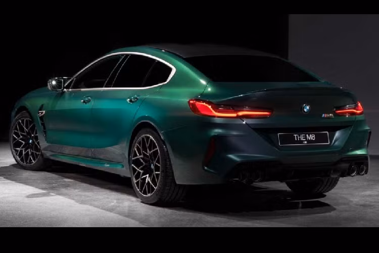 Giá bán BMW M8 2020 khoảng 230.000 USD (5,33 tỷ đồng) – gấp hơn 2 lần mức giá của người anh em M5 Competition (110.000 USD – 2,55 tỷ đồng) và ngay lập tức lọt vào danh sách những chiếc BMW đắt đỏ nhất từ trước tới nay. Đồng thời, BMW M8 Gran Coupe First Edition cũng đắt hơn tương đối so với chiếc M760i xDrive sử dụng động cơ V12 – 157.000 USD (3,6 tỷ đồng) và i8 Roadster – 163.300 USD (3,78 tỷ đồng).