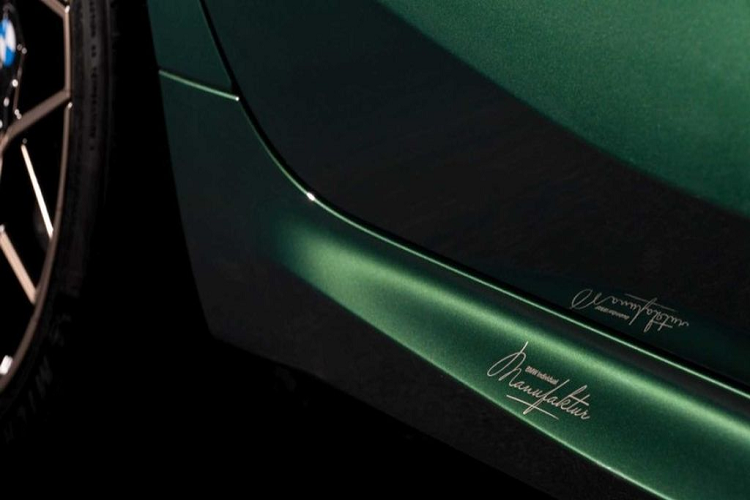 Chưa hết, nhà chế tạo xe hơi sang trọng nước Đức cũng không bỏ qua khoang nội thất trên phiên bản đặc biệt này. Các điểm nhấn chủ đạo phải kể tới như bề mặt da Merino màu Nâu Taruma, các điểm nhấn vàng đồng, một loạt logo thiết kế riêng trên thảm trải sàn, tựa đầu ghế nhằm biểu thị một phiên bản đặc biệt của dòng M8.