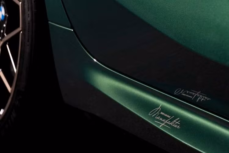 Chưa hết, nhà chế tạo xe hơi sang trọng nước Đức cũng không bỏ qua khoang nội thất trên phiên bản đặc biệt này. Các điểm nhấn chủ đạo phải kể tới như bề mặt da Merino màu Nâu Taruma, các điểm nhấn vàng đồng, một loạt logo thiết kế riêng trên thảm trải sàn, tựa đầu ghế nhằm biểu thị một phiên bản đặc biệt của dòng M8.