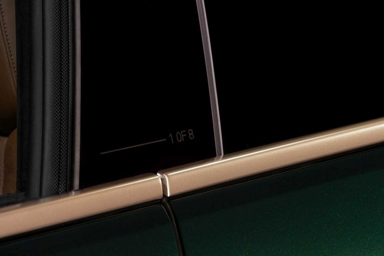 Nổi bật nhất trên khuôn mặt của BMW M8 Gran Coupe 2020 phải kể tới là dải LED tạo hình chữ U trên đèn pha, đặc biệt với hiển thị màu vàng như một cách liên tưởng tới những chiếc xe đua mang logo BMW. Bên cạnh đó, phần trụ B được tô điểm với logo “1 of 8” khắc laser một cách cẩn thận. Cuối cùng, điểm nhấn ngoại thất đến từ dòng chữ “BMW Individual Manufaktur” đặt trang trọng tên tấm ngưỡng cửa và huy hiệu “1 of 8” bên cạnh khu vực đèn chiếu hậu.