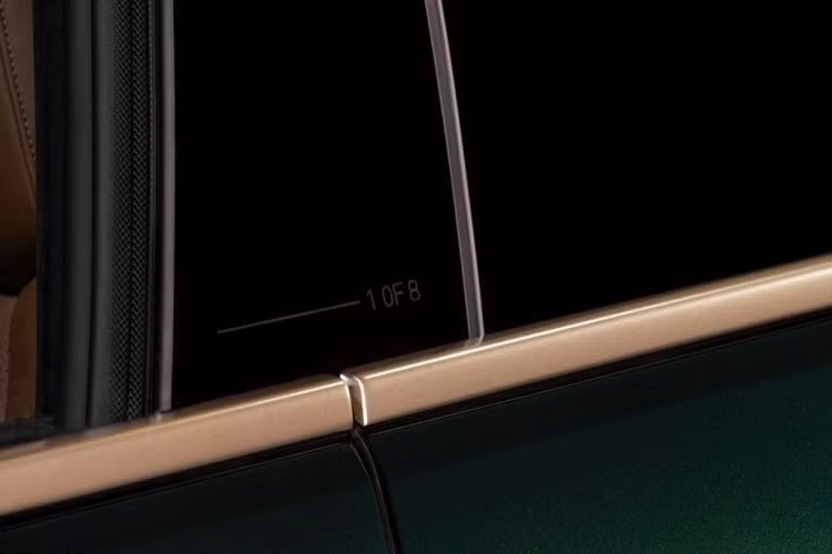 Nổi bật nhất trên khuôn mặt của BMW M8 Gran Coupe 2020 phải kể tới là dải LED tạo hình chữ U trên đèn pha, đặc biệt với hiển thị màu vàng như một cách liên tưởng tới những chiếc xe đua mang logo BMW. Bên cạnh đó, phần trụ B được tô điểm với logo “1 of 8” khắc laser một cách cẩn thận. Cuối cùng, điểm nhấn ngoại thất đến từ dòng chữ “BMW Individual Manufaktur” đặt trang trọng tên tấm ngưỡng cửa và huy hiệu “1 of 8” bên cạnh khu vực đèn chiếu hậu.