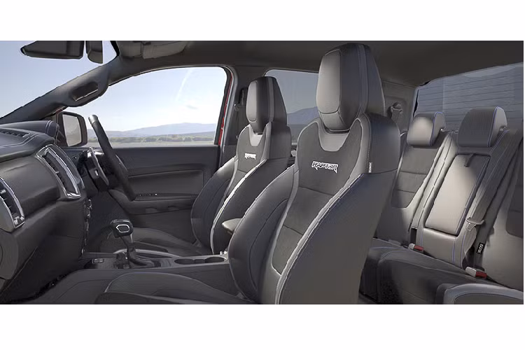 Cụ thể, Ranger Raptor giúp cho những người muốn chơi off road có thể dễ dàng tiếp cận với các công nghệ của Ford F-150 Raptor hơn qua việc sử dụng chung hộp số tự động 10 cấp dùng lẫy chuyển số, 6 chế độ lái trong công nghệ Terrain Management System (TSM) dành cho nhiều điều kiện đường on/off road.