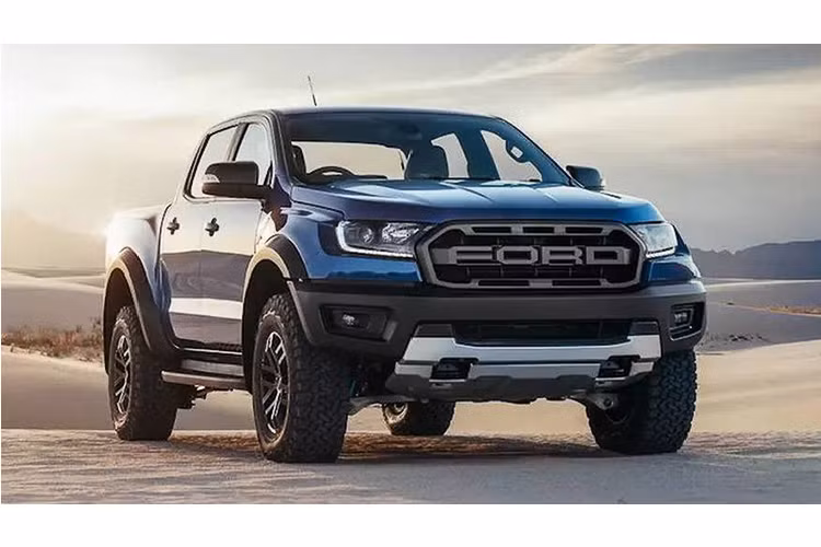 Ford Thái Lan cho biết, trừ những trang bị này, bán tải Ranger Raptor mới sẽ vẫn giữ nguyên động cơ 2.0 Diesel EcoBlue Bi-Turbo. Động cơ chạy dầu 4 xy lanh EcoBlue TDCi 2.0L này cho phép xe đạt công suất 213 mã lực và mô-men xoắn cực đại 500 Nm. Đi cùng là hộp số tự động 10 cấp với lẫy sang số trên vô lăng Paddle Shift.