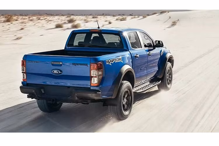 Các trang bị khác của Ranger Raptor Thái vẫn giữ nguyên như: khung gầm hỗ trợ off-road tốc độ cao, hệ thống treo Shock Racing Fox Racing Shox, tay lái trợ lực điện EPAS, 6 chế độ lái (Normal, Sport, Grass / Gravel / Snow, Mud / Sand, Rock và Baja), khóa vi sau điện tử, bánh mâm hợp kim 17 inch với lốp địa hình BF Goodrich KO2, kích thước 285/70 R17.