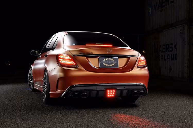 Tuy nhiên trên bản độ Mercedes-Benz C-Class W205 lần này, hãng giới thiệu gói độ "Executive Line" với những thay đổi nhẹ nhàng cho ngoại hình chiếc sedan sang trọng, không quá ngổ ngáo nhưng vẫn cuốn hút với những đường nét độ tinh tế.