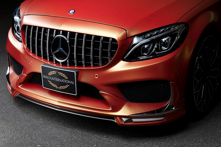 Riêng phần ốp cản trước có thêm chi tiết trang trí bằng chrome bóng sắc sảo đi kèm với đèn LED bên dưới.