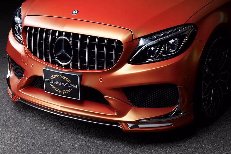 Riêng phần ốp cản trước có thêm chi tiết trang trí bằng chrome bóng sắc sảo đi kèm với đèn LED bên dưới.