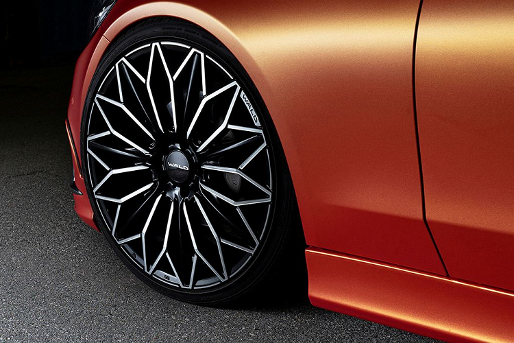 Ngoài ra, một trong những điểm nhấn khác chính là thiết kế mâm độ của Wald, với nhiều mẫu mã đa dạng có thiết kế khác nhau phù hợp cho sở thích của chủ nhân Mercedes-Benz C-Class siêu hầm hố.