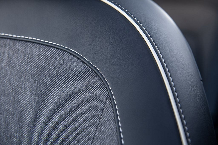 Các trang bị trên phiên bản cao cấp nhất bao gồm: Màu Denim ngoại thất riêng biệt, nóc sơn trắng tương phản và tùy chọn màu trên các bộ phận khác, màu denim nội thất riêng biệt với chất liệu hàng ghế trước pha giữa vải và da. Khách hàng có thể lựa chọn thay thế hoặc bổ sung tùy chọn trên phiên bản này cho gói SEL Premium. Tuy nhiên, cửa sổ trời không phải tùy chọn trên Denim.