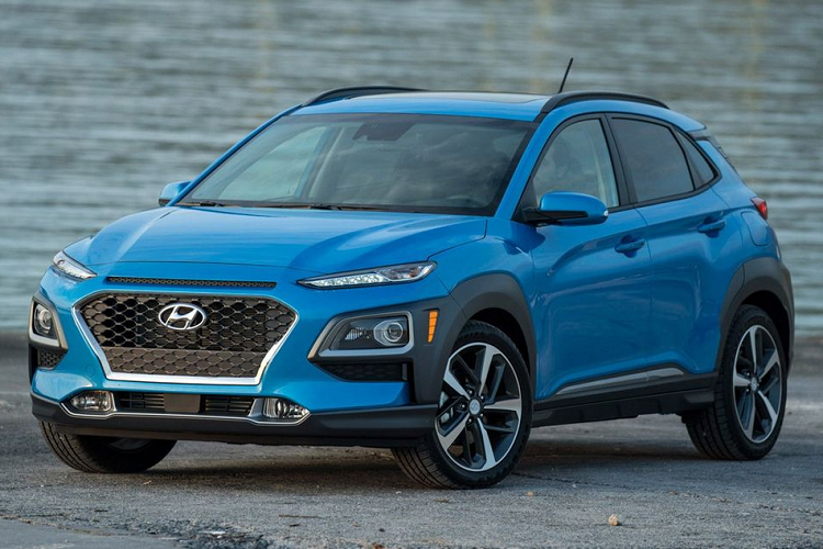 Có lẽ, phần đông các khách hàng của Hyundai sẽ đặt ra câu hỏi, so sánh chiếc Venue này và người anh em Kona với kích thước nhỉnh hơn một chút. Chiếc Kona sở hữu khối động cơ 2.0 lít 4 xy lanh mạnh mẽ hơn với 147 sức ngựa và hộp số tự động 6 cấp tiêu chuẩn.