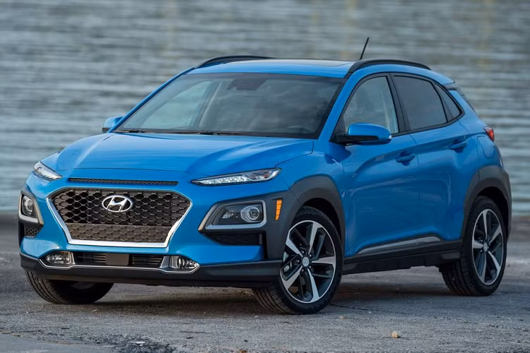 Có lẽ, phần đông các khách hàng của Hyundai sẽ đặt ra câu hỏi, so sánh chiếc Venue này và người anh em Kona với kích thước nhỉnh hơn một chút. Chiếc Kona sở hữu khối động cơ 2.0 lít 4 xy lanh mạnh mẽ hơn với 147 sức ngựa và hộp số tự động 6 cấp tiêu chuẩn.