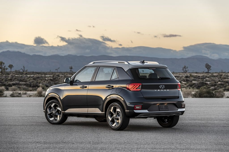 Cụm đồng hồ kỹ thuật số TFT 3.5-inch, hiển thị camera sau, Hệ thống thông tin giải trí 8-inch, tích hợp AM/FM/HD®, Apple CarPlay, Android Auto cùng hệ thống âm thanh 4 loa, cổng kết nối USB, cổng sạc 12V, chức năng đàm thoại rảnh tay qua kết nối Bluetooh, vô lăng tích hợp các nút bấm chỉnh audio, kiểm soát hành trình Cruise Control, đèn pha tự động, điều hòa không khí, chìa khóa từ và chức năng hiển thị nhiệt độ ngoại thất.