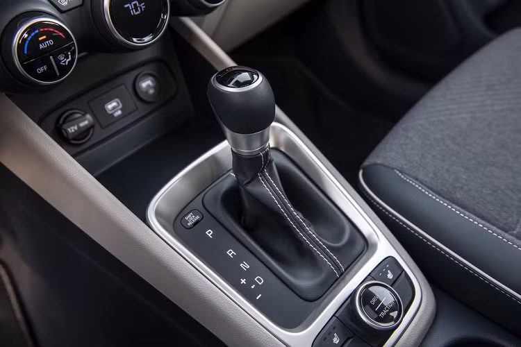 Về tổng quan, phiên bản ‘rẻ tiền’ nhất là model SE tiêu chuẩn với trang bị hộp số sàn kèm theo mức giá bán khuyến nghị của nhà máy từ 17,250 đô la Mỹ (400 triệu VNĐ). Ngoài ra, $1,250 (29 triệu VNĐ) là con số mà khách hàng phải bỏ thêm nếu muốn sở hữu chiếc SUV cỡ nhỏ này với tùy chọn hộp số tự động, mức giá MSRP cho phiên bản này là $18,450 (428 triệu VNĐ).