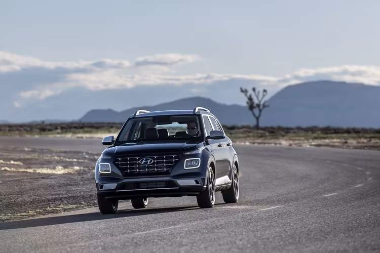 Về cụ thể, giá bán Hyundai Venue 2020 được đưa ra từ 17,250 tới 22,050 USD (400 tới 511 triệu đồng) cho phiên bản ‘đắt tiền’ nhất, chưa bao gồm 1,095 USD (25 triệu đồng) phí vận chuyển. Để so sánh, mức giá bán này dường như nhỉnh hơn đôi chút so với một vài đối thủ cạnh tranh trực tiếp trong phân khúc như mẫu Nissan Kicks $18,640 (430 triệu đồng), Kia Soul $17,490 (405 triệu đồng), đắt hơn cả chiếc Ford EcoSport - $20,485 (475 triệu đồng).