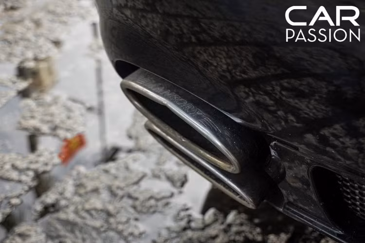 Ngoài ra, gói độ của Mansory còn mang đến cho Continental Flying Spur hàng loạt các sự thay đổi lớn về ngoại hình như bộ khuếch tán gió sau xe được thay thế bằng chi tiết mới,...