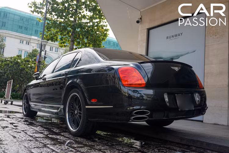 Bộ mâm nguyên bản cũng được thay mới bằng bộ mâm đa chấu với thiết kế “2 mảnh” với phần viền kim loại tinh tế, Mansory cũng bổ sung thêm 2 khe gió ở mỗi bên vòm bánh xe trước giúp thoát khí.