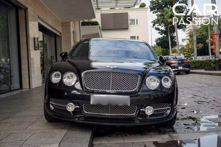 Đây chính là một trong những chiếc Bentley Continental đầu tiên tại Việt Nam được trang bị gói độ đến từ nhà độ Đức, một số cái tên hàng hot khác cũng được chủ nhân mạnh tay độ lại với gói nâng cấp của Mansory ở nước ta có thể kể đến như : Lamborghini Huracan với gói độ Mansory Torofeo, Ferrari 488 GTB độ gói Mansory Siracusa, Lamborghini Urus độ Mansory Venatus,...