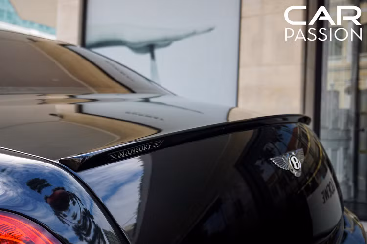 Hệ thống ống xả của chính Mansory với hai ống xả kép được chia đều hai bên thay cho hai chụp ống xả hình oval như trên nguyên bản, phía trên ống xả được khắc chữ Mansory và cuối cùng là một cánh gió nhỏ được gắn cố định trên cốp sau xe.