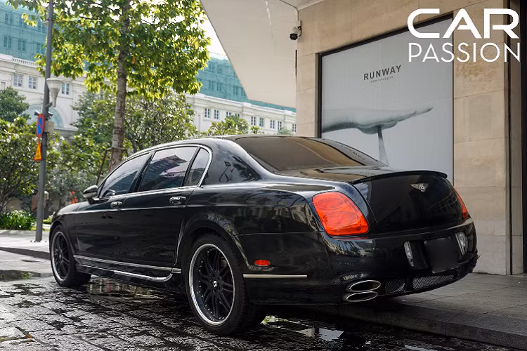 Chiếc xe siêu sang này cò khả năng tăng tốc từ 0-100 km/h trong vòng 5 giây và có tốc độ tối đa là 320 km/h. Giá xe Bentley Continental Flying Spur những phiên bản đời cũ tại Việt Nam hiện được chào bán khoảng từ 3 tỷ đồng đến hơn 10 tỷ, tuỳ vào năm sản xuất và tình trạng của xe.