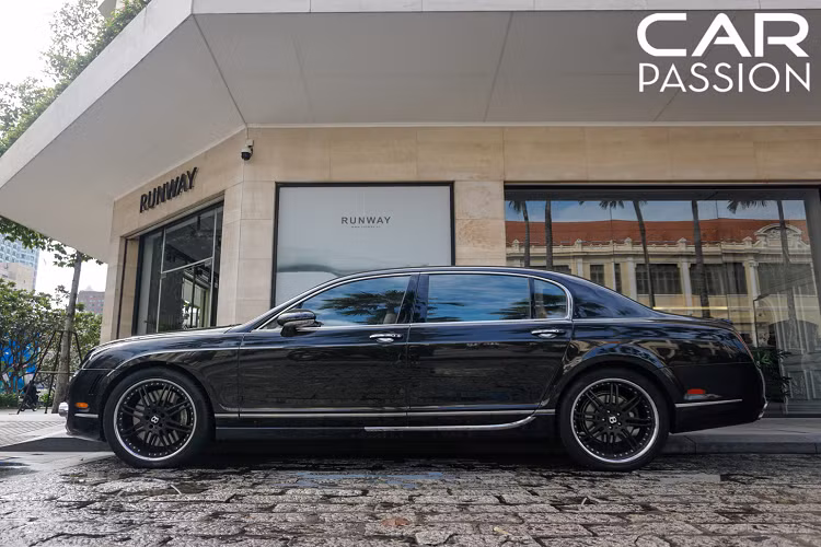 Bentley Continental Flying Spur sử dụng khối động cơ W12 dung tích 6.0 lít, sản sinh công suất cực đại 552 mã lực. Hiện chưa rõ rằng “trái tim” của chiếc xe siêu sang trong bài đã được Mansory can thiệp hay chưa nhưng nếu như các kĩ sư của Mansory nâng cấp với gói hiệu chỉnh kĩ thuật điện tử thì công suất của xe sẽ được nâng lên mức 612 mã lực và mô men xoắn cực đại chạm mức 750 Nm.
